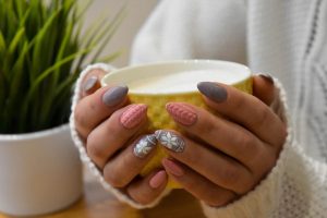 Vernis semi-permanent professionnel : qu'est-ce qui le différencie d'un vernis grand public ?